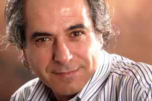 صفوح شغالة …شاعر غنائي مبتكر ابجديته تتوهج اشراقا .