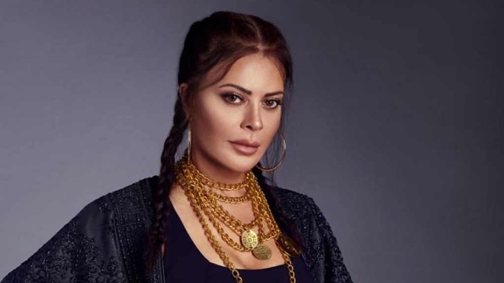 كارمن لبس بين التمثيل والتجارة … نجمة مضاءة وهجا .
