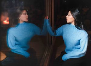            “وعدني”… الرومانسية المعاصرة بصوت إيمان منصور.