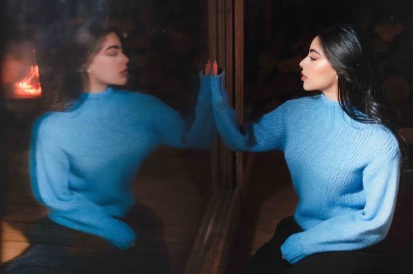            “وعدني”… الرومانسية المعاصرة بصوت إيمان منصور.