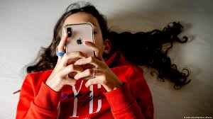 السوشيل ميديا .. تؤثر سلبا على نفسية المراهقات  .